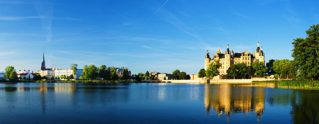 Das Schweriner Schloss auf seiner Insel, davor der See